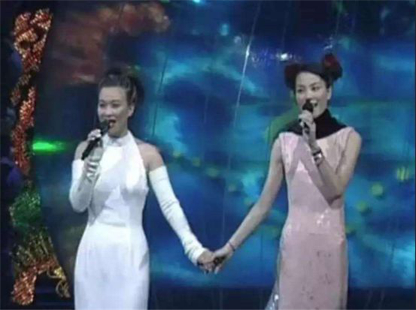 那英与王菲演唱《相约1998》.jpg